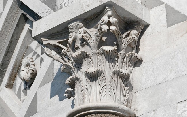 architettura classica capitello in marmo